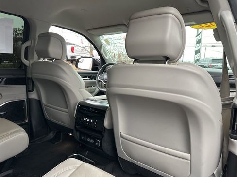 Used 2023 Jeep Wagoneer Series III w/ Preferred Equipment Group image 29