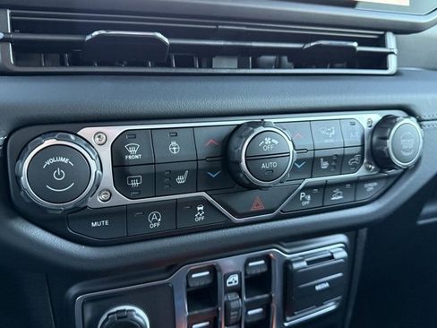 New 2025 Jeep Gladiator Sport image 20