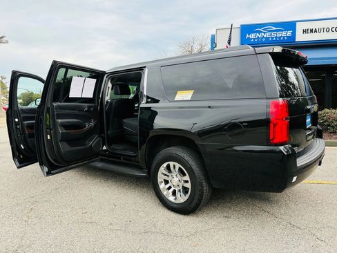 Used 2018 Chevrolet Suburban LT image 24
