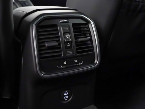 Certified 2026 Porsche Macan AWD/4WD image 33