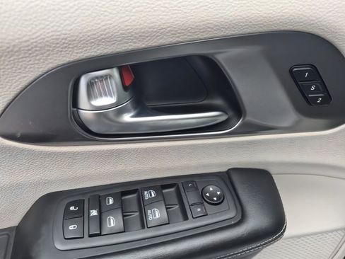 Used 2022 Chrysler Pacifica Touring-L FWD image 18
