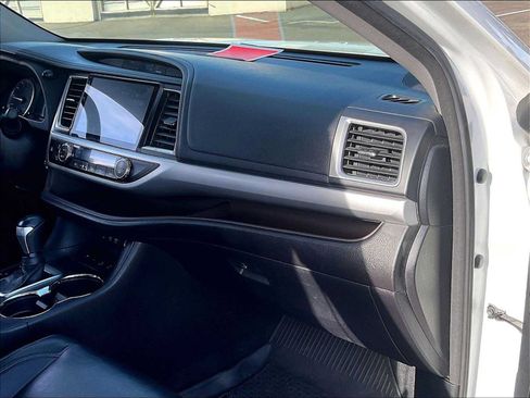 Used 2018 Toyota Highlander XLE AWD/4WD image 17