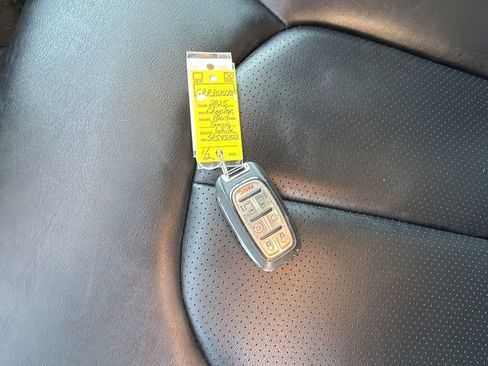 Used 2025 Chrysler Pacifica Select FWD image 23