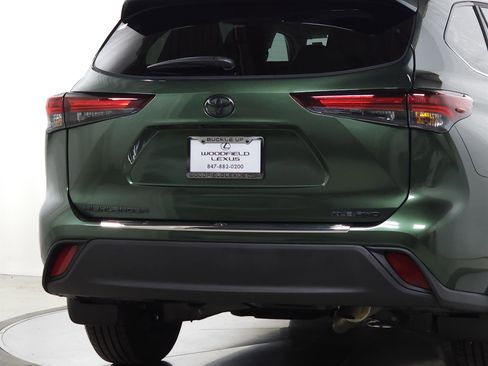 Used 2025 Toyota Highlander XLE image 12