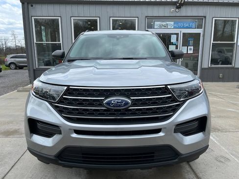 Used 2023 Ford Explorer XLT AWD/4WD image 2