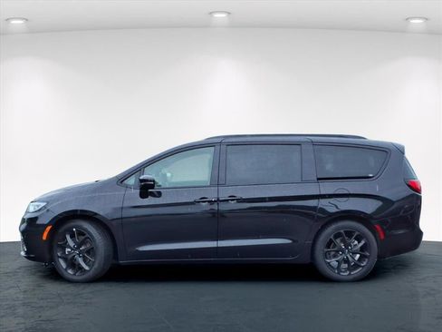 Used 2025 Chrysler Pacifica Limited FWD image 18