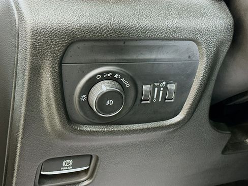 Used 2023 Jeep Grand Cherokee Limited w/ Black Appearance Package AWD/4WD image 10
