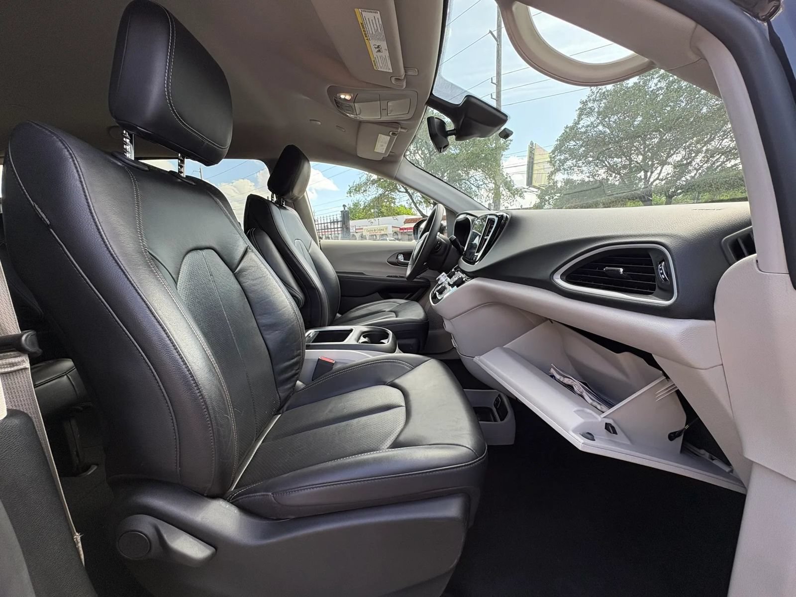 Used 2024 Chrysler Pacifica Touring-L FWD image 12