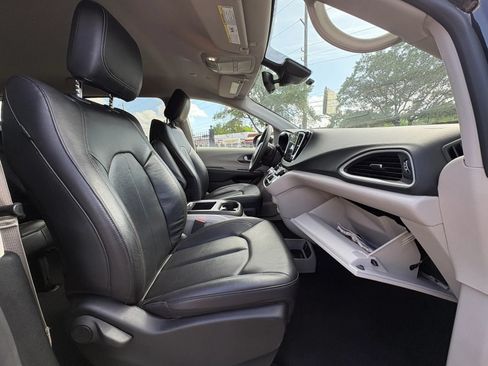 Used 2024 Chrysler Pacifica Touring-L FWD image 12