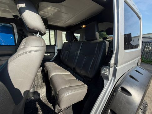 Used 2015 Jeep Wrangler Unlimited Rubicon w/ Connectivity Group AWD/4WD image 10