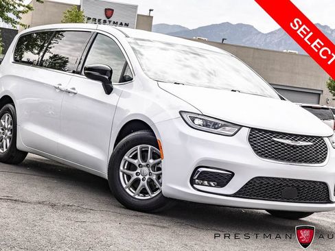 Used 2025 Chrysler Pacifica Select FWD image 1