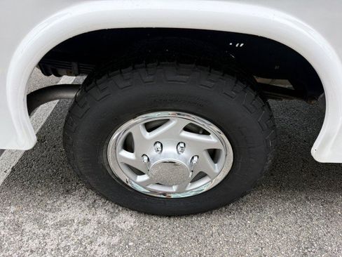 Used 2017 Ford E-350 and Econoline 350 Super Duty RWD image 16