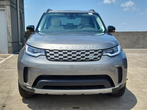 Used 2025 Land Rover Discovery S image 8