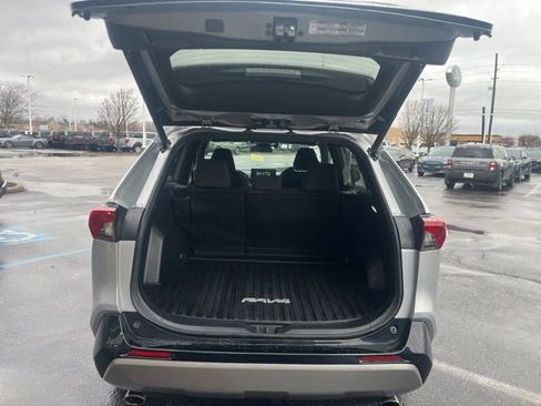 Used 2022 Toyota RAV4 SE image 11