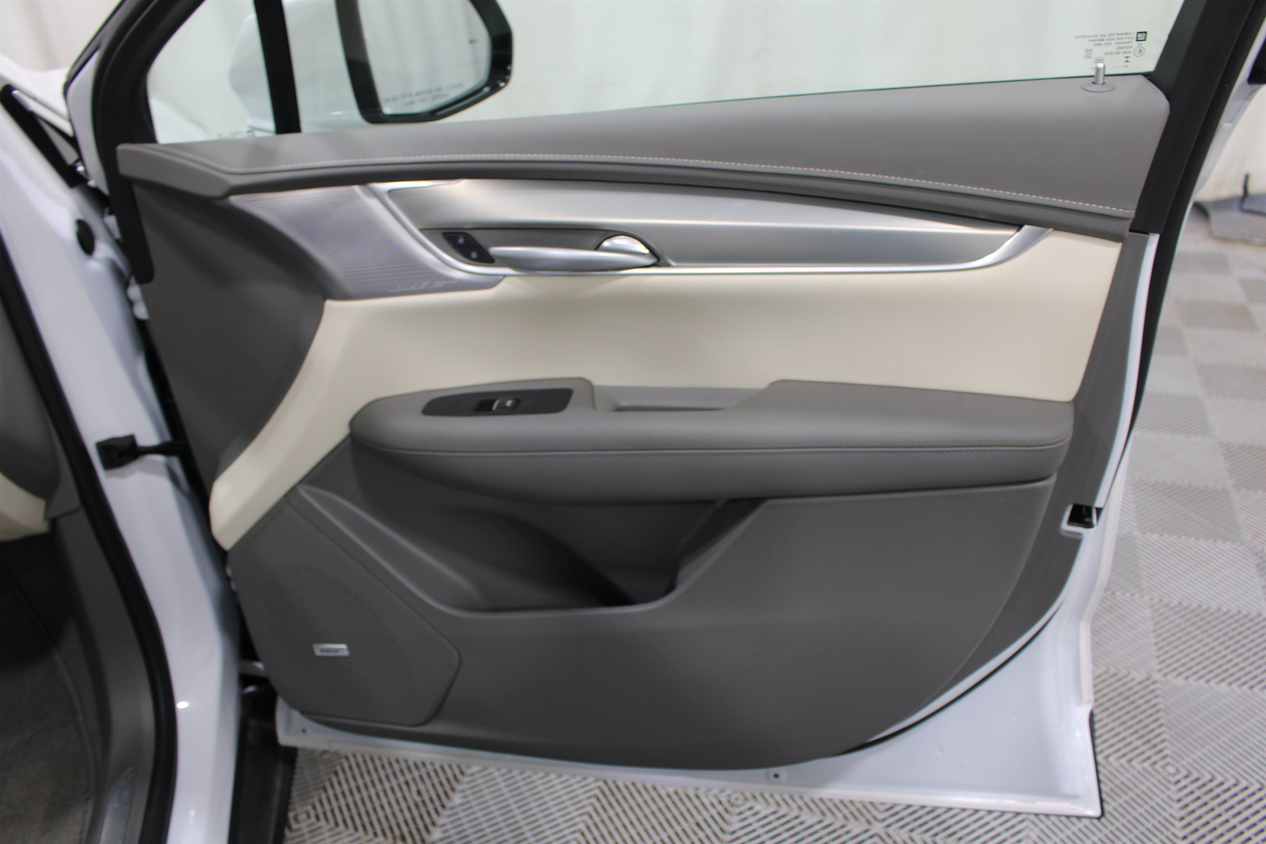 Used 2025 Cadillac XT5 Premium Luxury w/ Technology Package AWD/4WD image 32