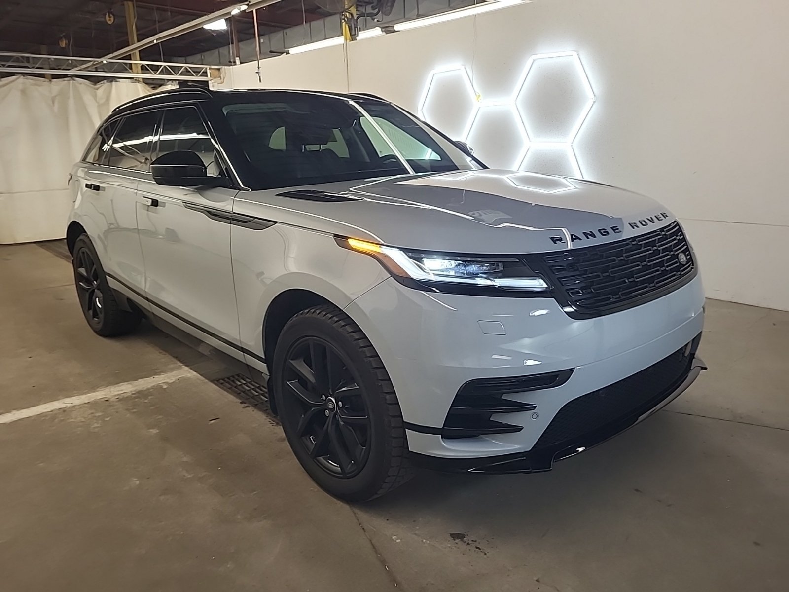 Used 2025 Land Rover Range Rover Velar Dynamic SE AWD/4WD image 3