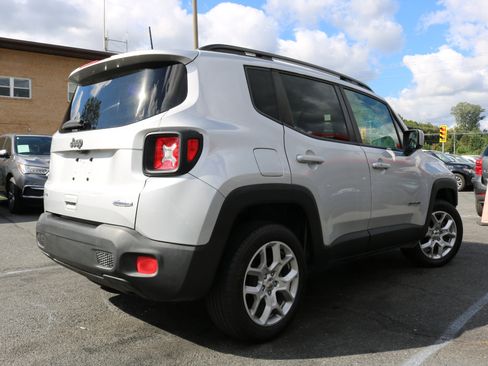 Used 2018 Jeep Renegade Latitude w/ UConnect 8.4 Nav Group image 2