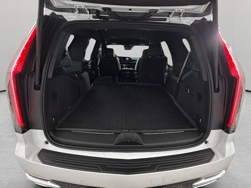 Used 2022 Cadillac Escalade Luxury image 32