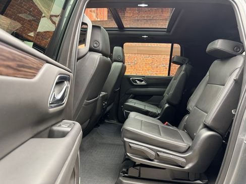 Used 2021 Chevrolet Suburban LT image 24