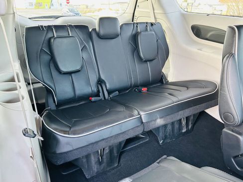 Used 2024 Chrysler Pacifica Limited image 34