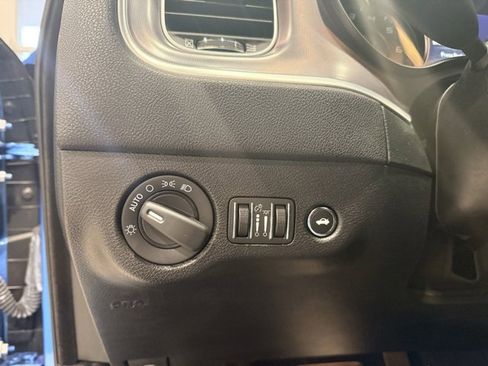 Used 2019 Dodge Charger SXT image 16