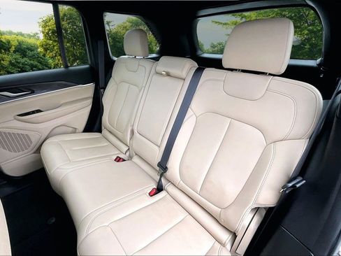 Used 2024 Jeep Grand Cherokee Limited image 25