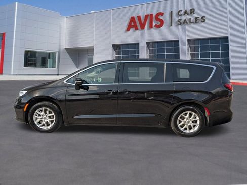 Used 2025 Chrysler Pacifica Select image 2