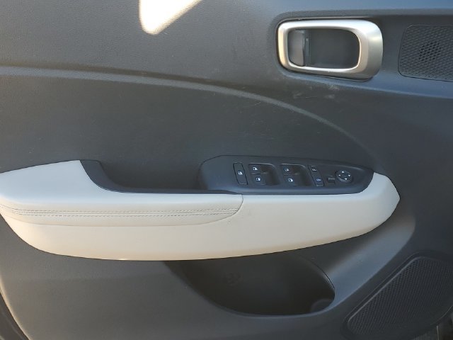 Used 2024 Hyundai Venue Limited FWD image 14
