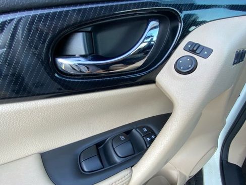 Used 2020 Nissan Rogue SL w/ Premium Package image 18