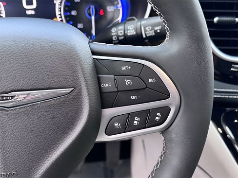 Used 2022 Chrysler Pacifica Limited image 16