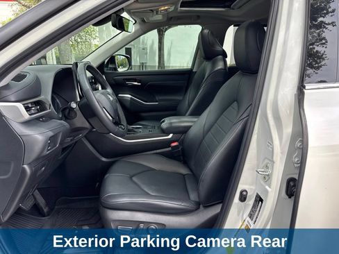 Used 2020 Toyota Highlander XLE FWD image 16