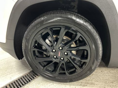 Used 2023 GMC Terrain SLE w/ Driver Convenience Package image 9