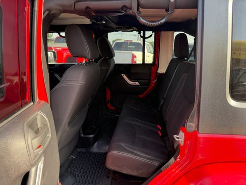 Used 2014 Jeep Wrangler Unlimited Sahara w/ Connectivity Group AWD/4WD image 8