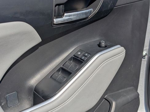 Used 2023 Toyota Highlander XLE image 14