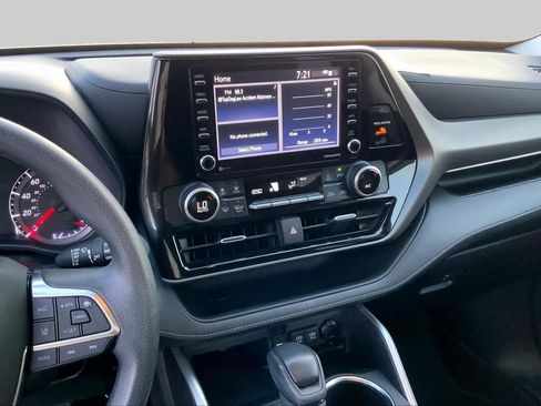 Used 2021 Toyota Highlander L FWD image 6
