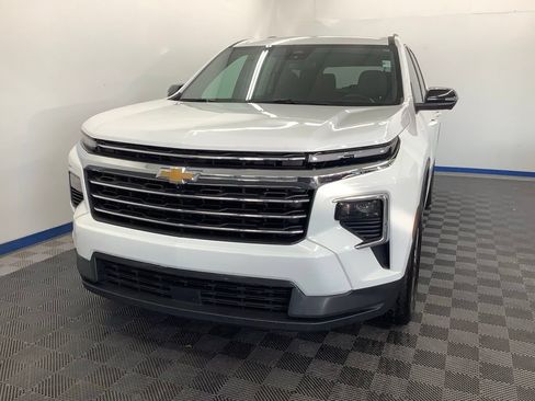 Used 2024 Chevrolet Traverse LT FWD image 2