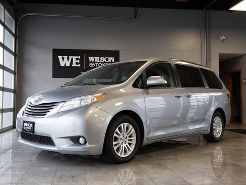 Used 2017 Toyota Sienna XLE image 2