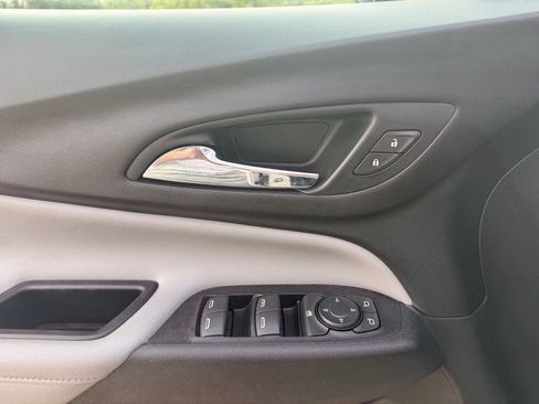 Used 2018 Chevrolet Equinox Premier FWD image 28