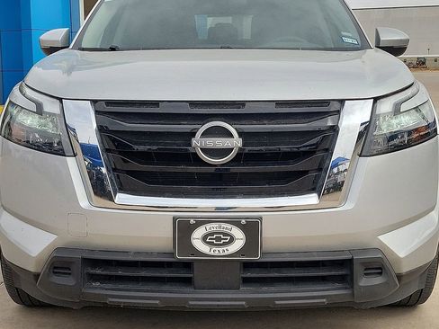 Used 2025 Nissan Pathfinder SV FWD image 9