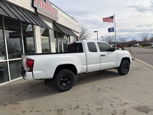 Used 2018 Toyota Tacoma SR image 7