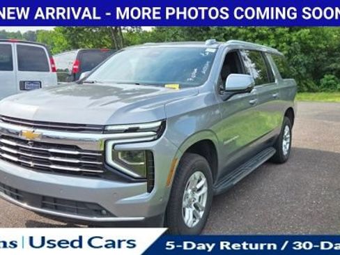 Used 2026 Chevrolet Suburban LT w/ Comfort Package AWD/4WD image 3