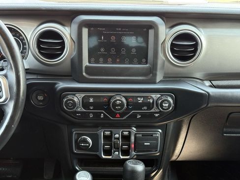 Used 2019 Jeep Wrangler Unlimited Sahara AWD/4WD image 14