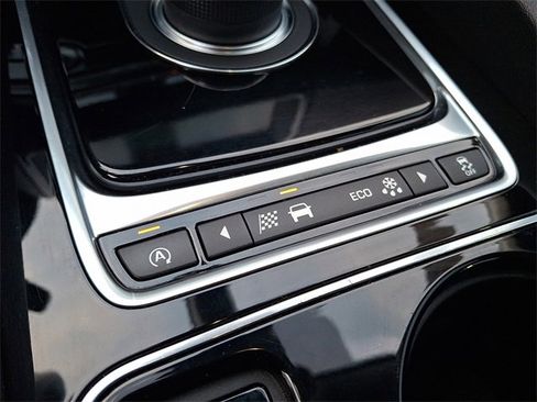 Used 2017 Jaguar F-PACE R-Sport image 17