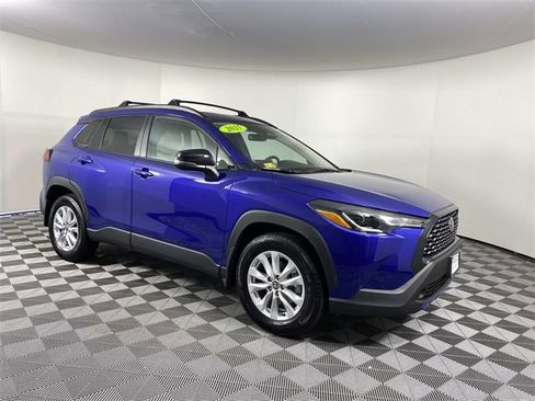 Used 2025 Toyota Corolla Cross LE image 1