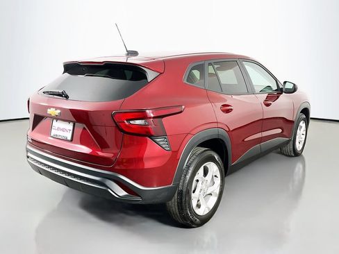 Used 2025 Chevrolet Trax LS w/ LS Convenience Package FWD image 7