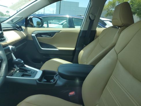 Used 2019 Toyota RAV4 Limited w/ Cold Weather Package FWD image 11