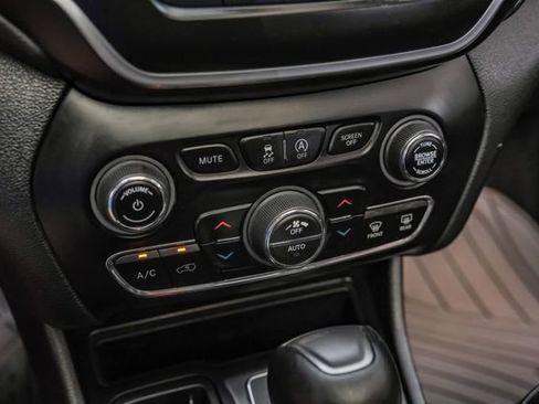 Used 2020 Jeep Cherokee Latitude Plus w/ Comfort/Convenience Group image 24