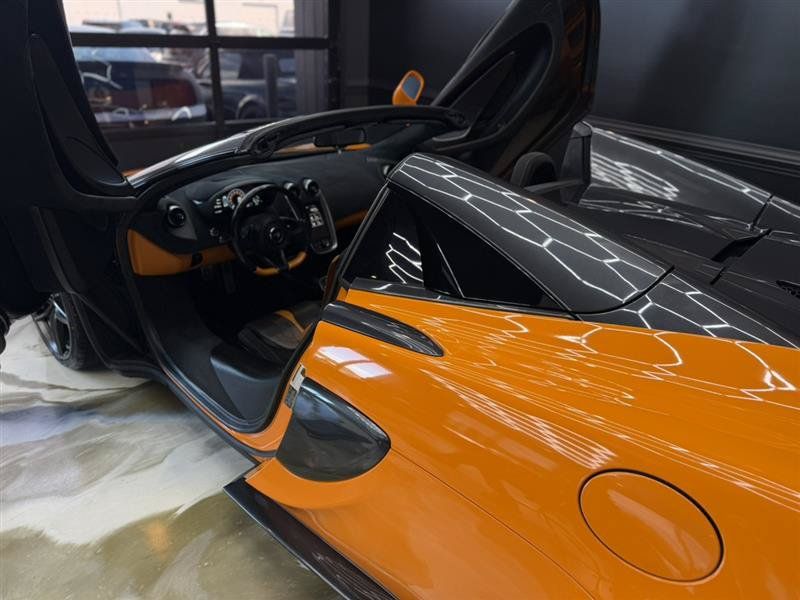 Used 2018 McLaren 570S Spider RWD image 19