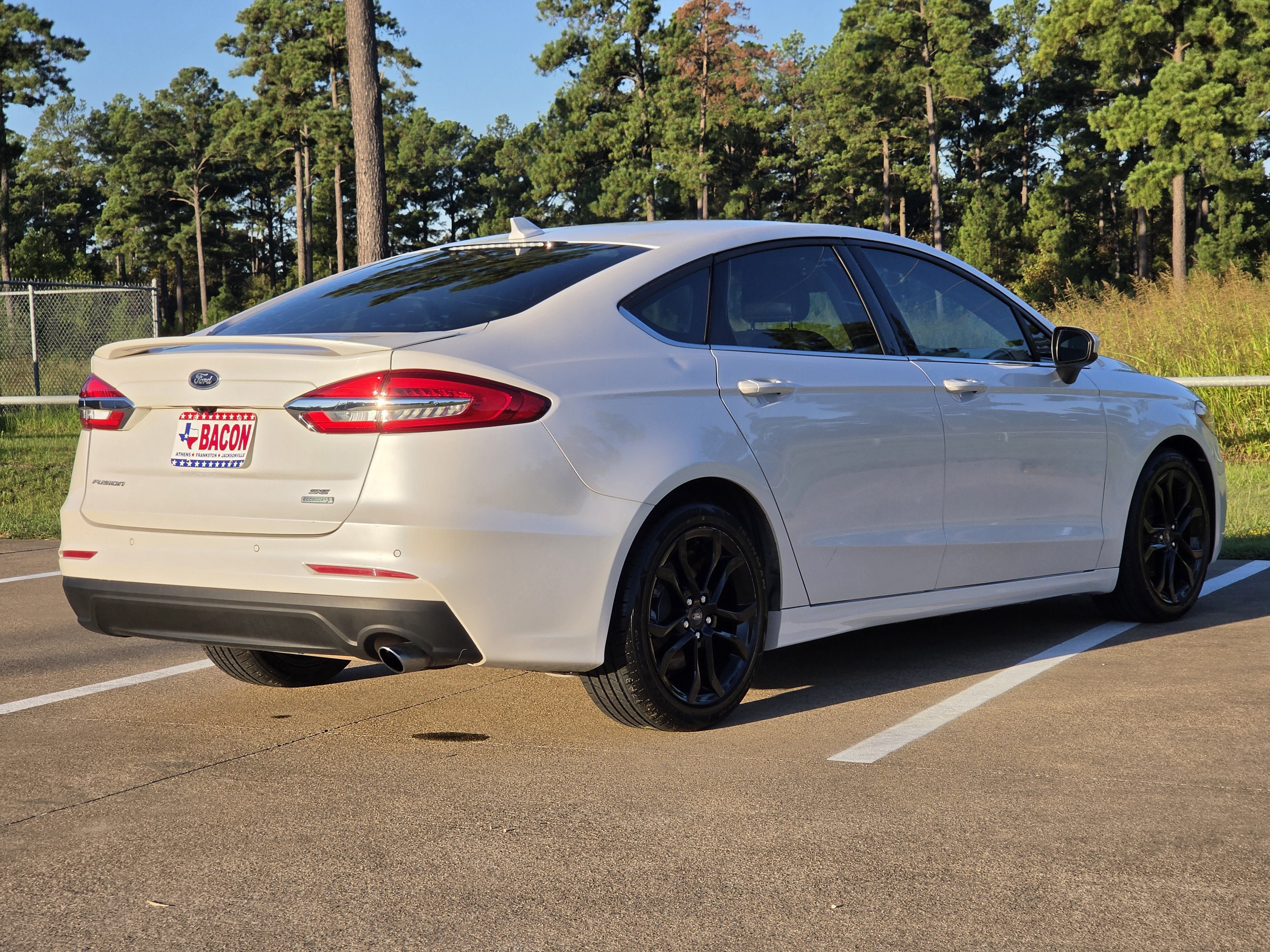 Used 2019 Ford Fusion SE w/ Equipment Group 151A FWD image 4