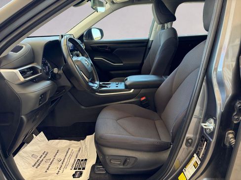 Used 2023 Toyota Highlander LE FWD image 9